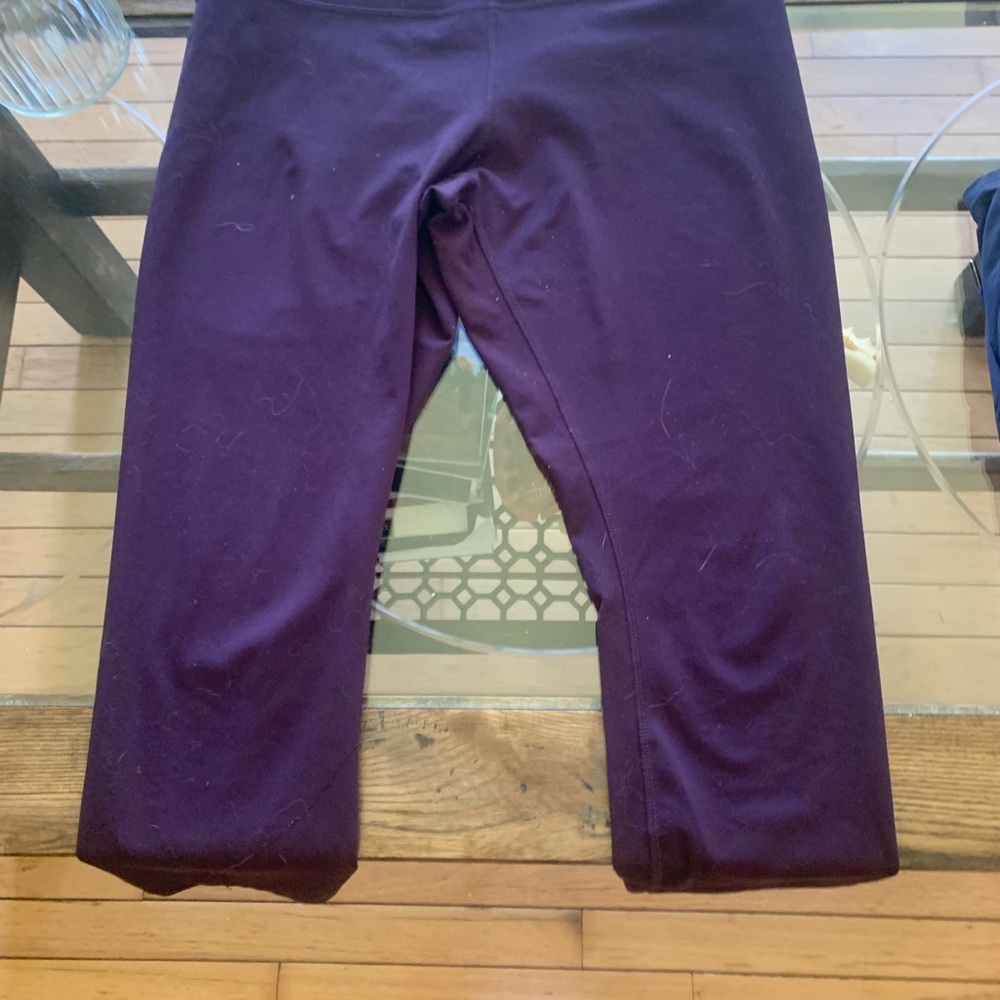 Hyba leggings deep merlot/purple size large.  Excellent
Condition